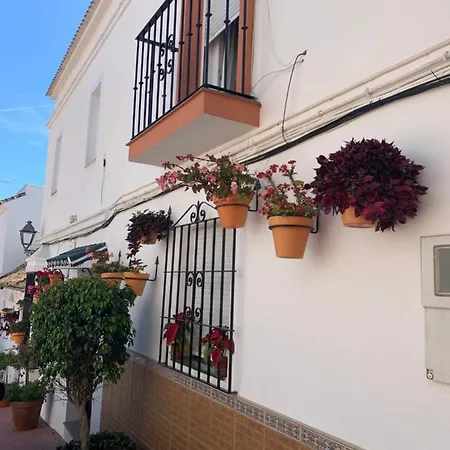 Appartement 2 Bedroom Beachfront In Estepona, Malaga. *