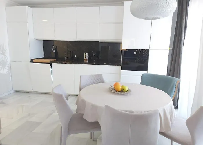 2 Bedroom Beachfront In Estepona, Malaga. 埃斯特波纳